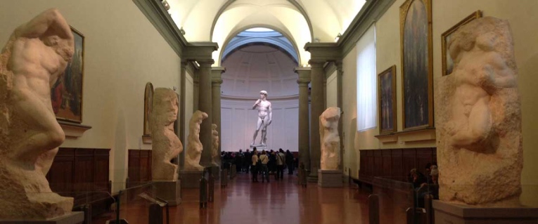 Vista interior de la Galería de la Academia de Florencia, en Italia. Al fondo, el David de Miguel Ángel Buonarroti.