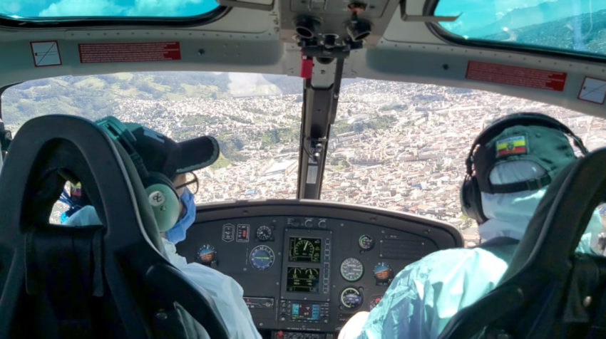 Agentes del servicio Aeropolicial sobrevuelan Quito durante la emergencia por el coronavirus.