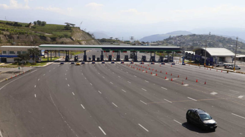 Control vehicular en el peaje de Oyacoto, al nororiente de Quito, 18 de marzo de 2020.