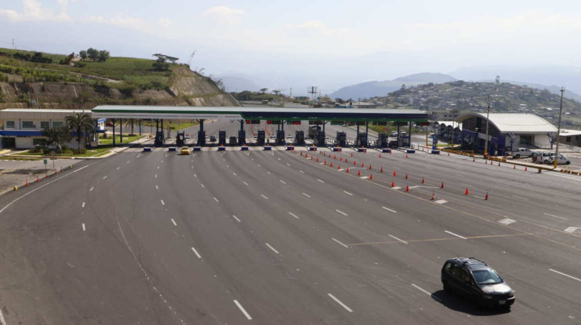 Control vehicular en el peaje de Oyacoto, al nororiente de Quito, 18 de marzo de 2020.