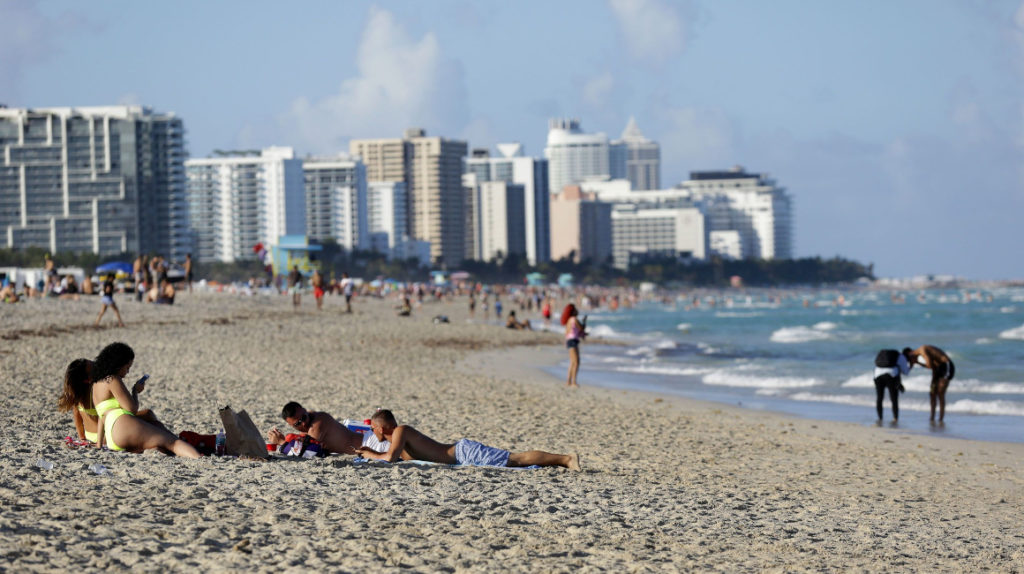 Estudiantes no cumplen con normas de prevención en South Beach, Miami