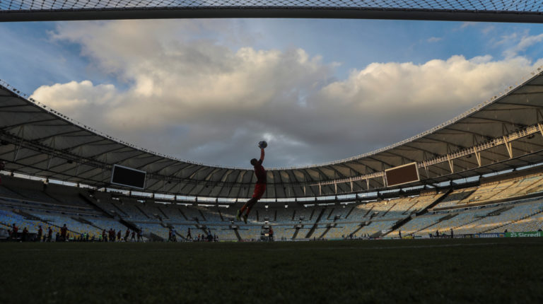 El estadio Maracaná de Río de Janeiro luce vacío en un partido de fútbol. La FIFPro teme por los jugadores.