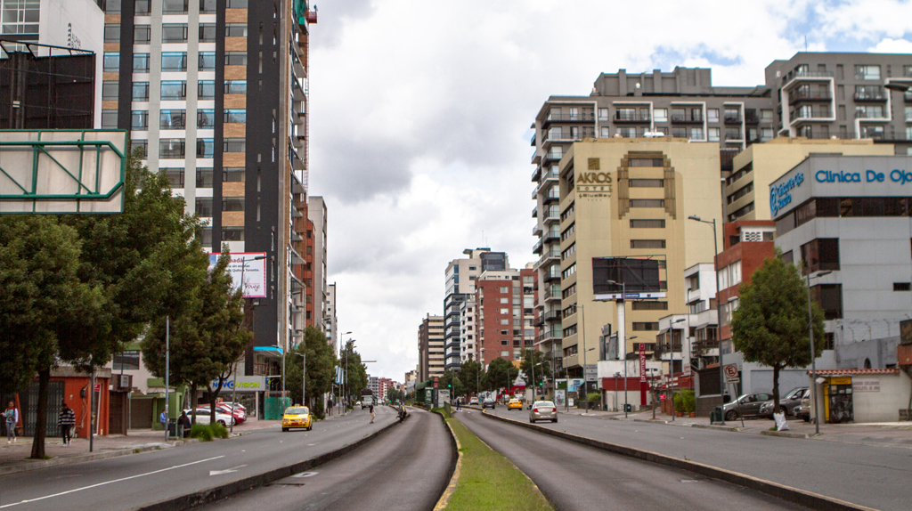 Quito funciona parcialmente el primer día de restricciones de movilidad