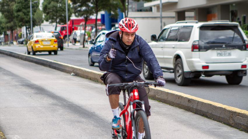 Martes 17 de marzo de 2020, un ciclista en la avenida 6 de Diciembre, en el norte de Quito.