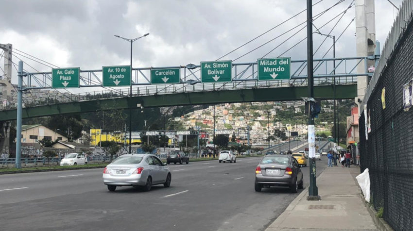La restricciones en Quito para evitar la propagación del coronavirus disminuyó la circulación vehicular, este 17 de marzo de 2020, en la Panamericana Norte. 