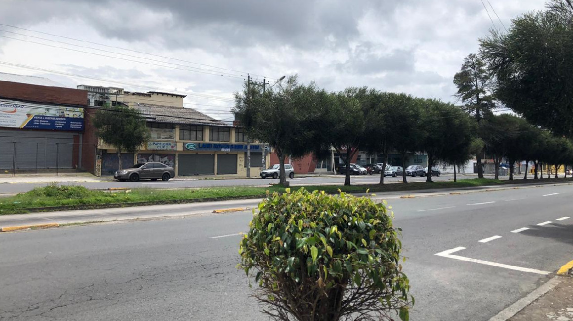 Los negocios permanecieron cerrados en la avenida de La Prensa el primer día de restricción de circulación por el coronavirus en Quito, el 17 de marzo de 2020.