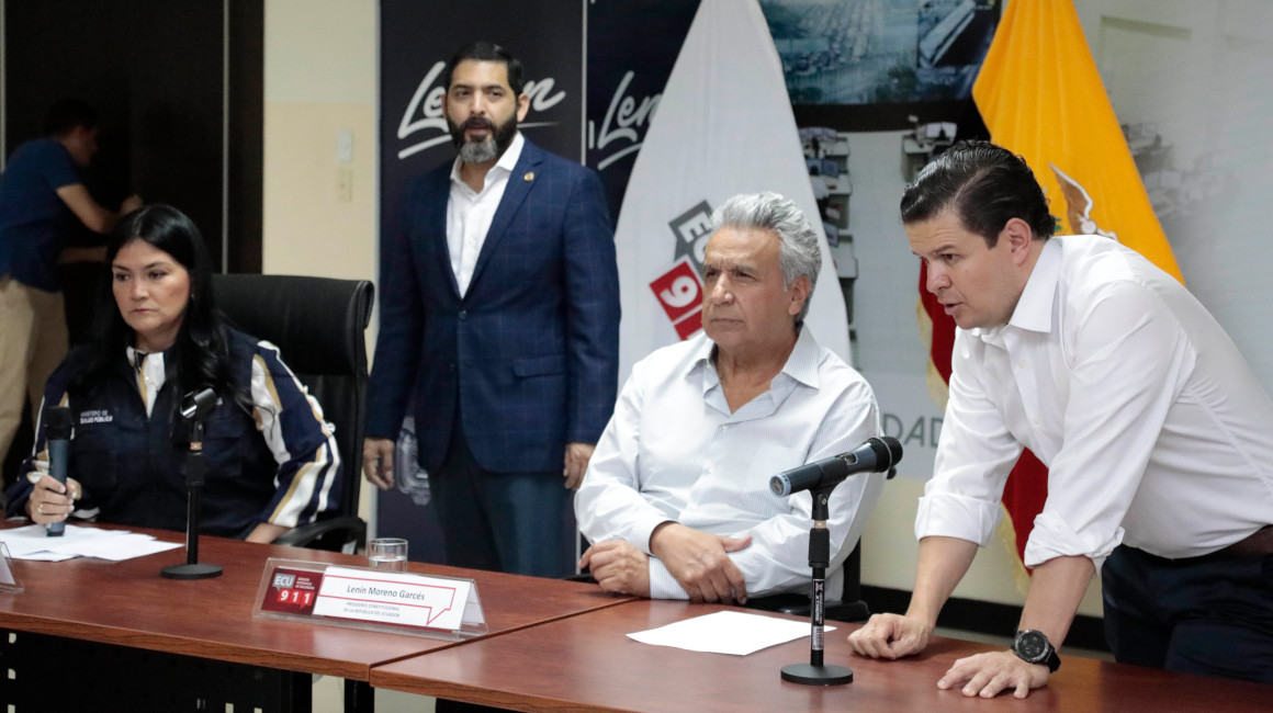 El presidente Lenín Moreno junto con el secretario de Gabinete, Juan Sebastián Roldán (derecha) y la ministra de Salud, Catalina Andramuño (izquierda) durante la reunión del Comité de Operaciones de Emergencia el 12 de marzo.
