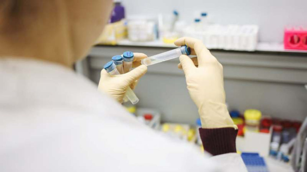 EE.UU. inicia pruebas en seres humanos para vacuna frente al Covid-19
