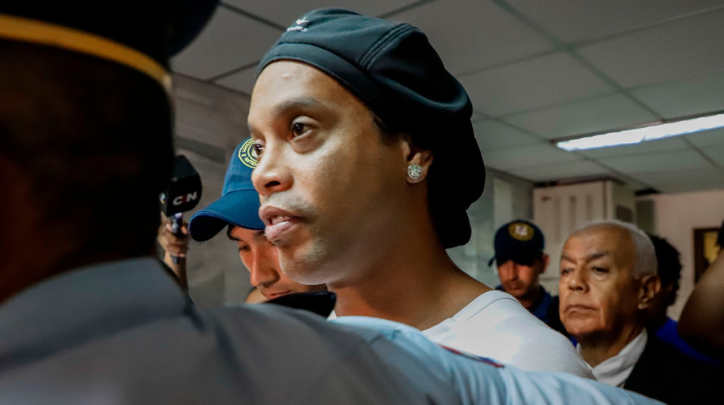 Ronaldinho, campeón de futsal en cárcel paraguaya