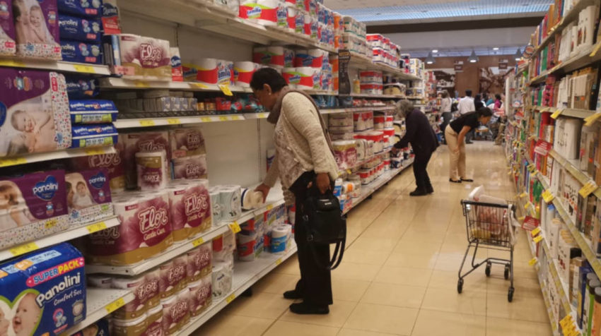 Cientos de quiteños acudieron a los supermercados tras la declaratoria de emergencia sanitaria en Ecuador el 12 de marzo de 2020.