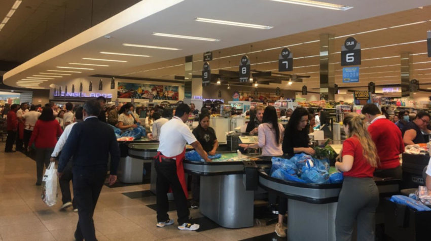 Imagen de ciudadanos realizando compras en un supermercado, al norte de Quito, el 12 de marzo de 2020.