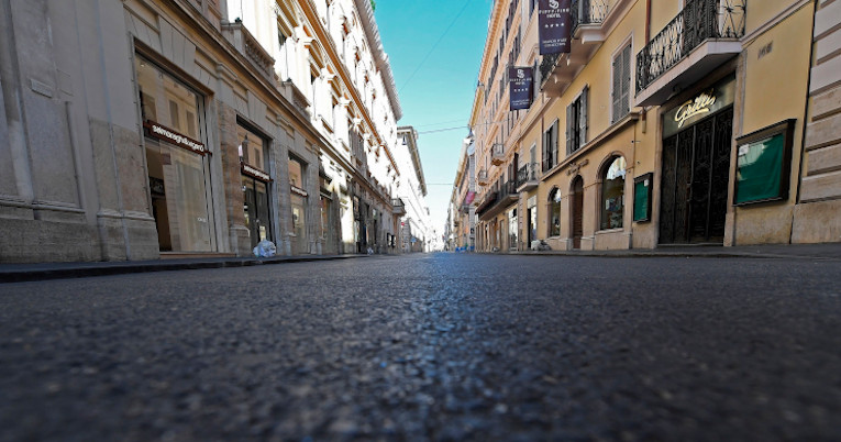  Via del Corso, una de las principales avenidas de Italia, amaneció cerrada este 12 de marzo. 