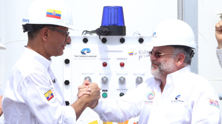 Jorge Glas y Carlos Pareja Yannuzzelli durante la inauguración de la repotenciación de la refinería de Esmeraldas, en 2015.