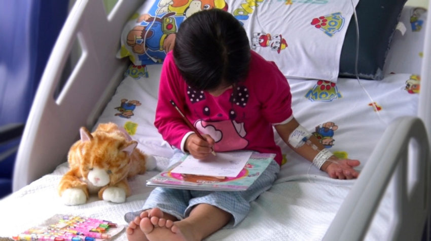 Una niña dibuja en un cuaderno mientras está hospitalizada en el Hospital Quito Sur del IESS, el martes 10 de marzo de 2020.|