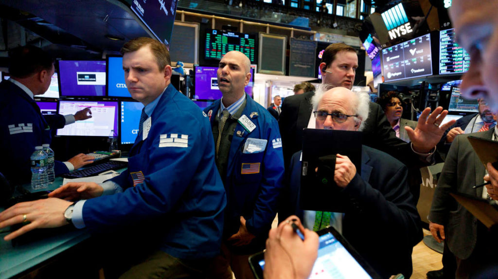 Acciones y petróleo rebotan tras brutal desplome por pánico de inversores