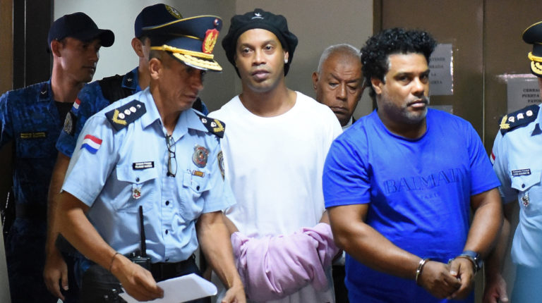 Ronaldinho cumple su quinto día retenido por la justicia paraguaya.