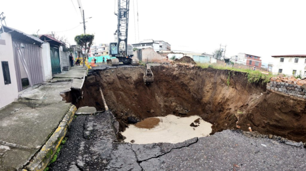 Tras la lluvia, una calle del norte de Quito se hunde