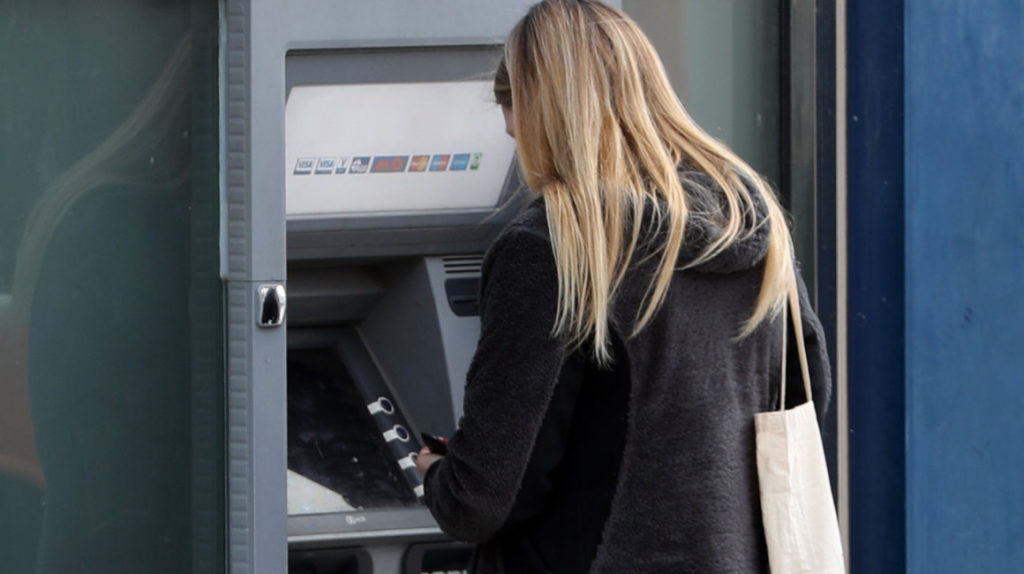 Menos de la mitad de las mujeres es titular de una cuenta bancaria