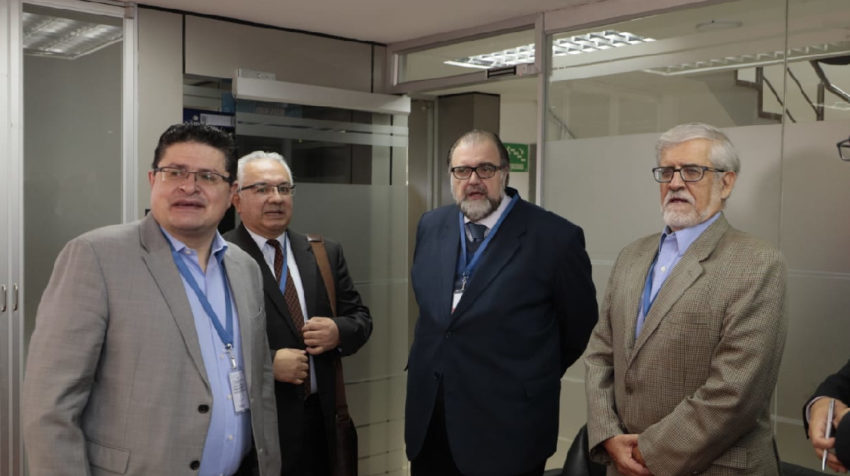 César Ricaurte, Francisco Rocha, Gonzalo Ruiz y Boris Cornejo, de la comisión ciudadana, antes de su reunión con el consejero José Cabrera, el 5 de marzo de 2020.