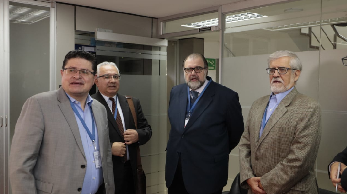 César Ricaurte, Francisco Rocha, Gonzalo Ruiz y Boris Cornejo, de la comisión ciudadana, antes de su reunión con el consejero José Cabrera, el 5 de marzo de 2020.