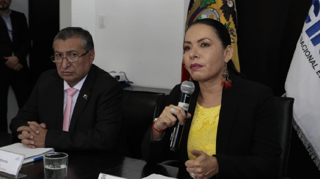 Peleas y falta de dinero golpean al CNE a un año de las elecciones