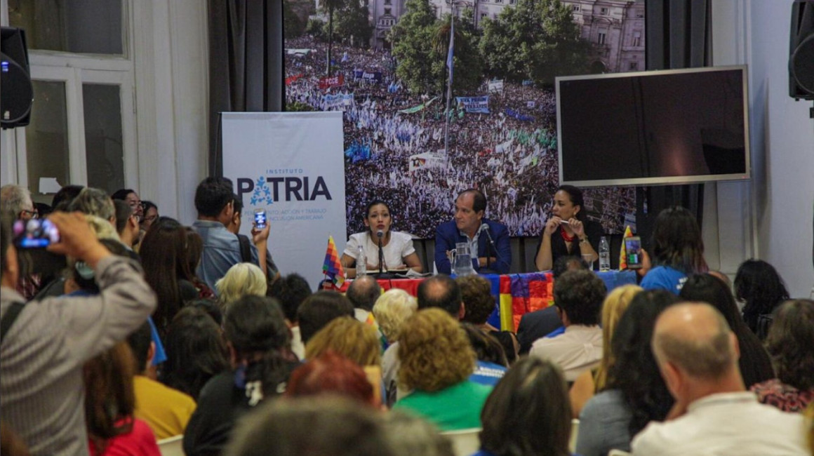 Gabriela Rivadeneira (izq.) participó en un evento sobre 'lawfare' en el Instituto Patria en Buenos Aires, Argentina, el 9 de abril de 2019.