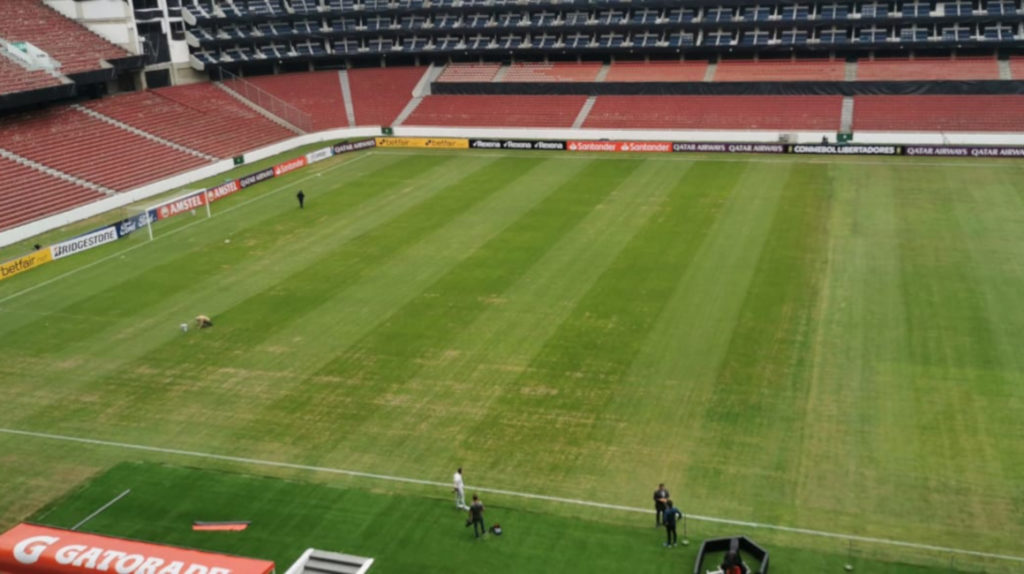 El césped del estadio de Liga de Quito no luce en buenas condiciones