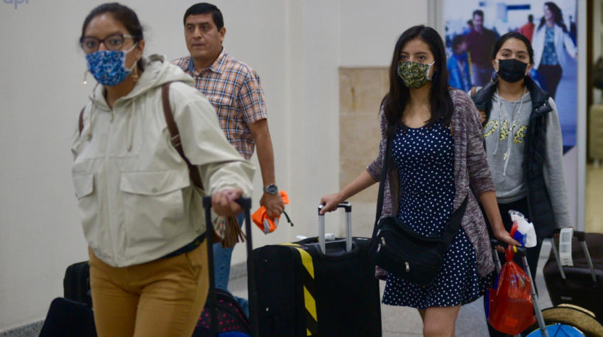 Ciudadanos usan mascarillas el 1 de marzo de 2020 en la salida del aeropuerto de Guayaquil, José Joaquín de Olmedo.
