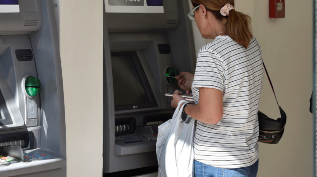 Banca siente los estragos del riesgo país y del coronavirus