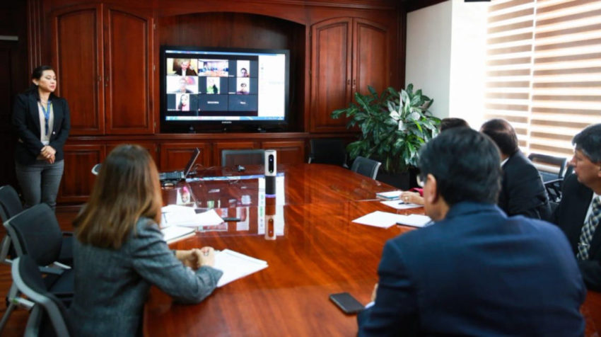 Fotografía de una reunión realizada por videoconferencia y publicada el 29 de enero de 2020 entre las autoridades ecuatorianas y los ecuatorianos residentes en Wuhan.