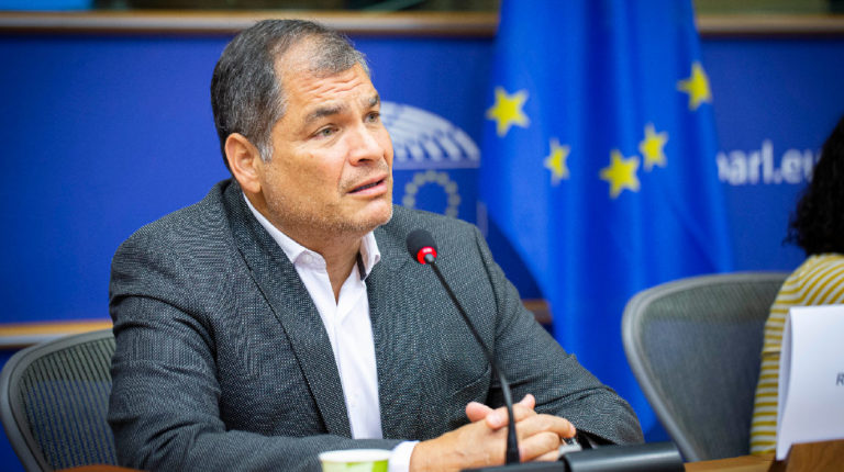 El expresidente Rafael Correa durante una reunión con miembros del Grupo Confederal de la Izquierda Unitaria Europea, el 16 de octubre de 2019.