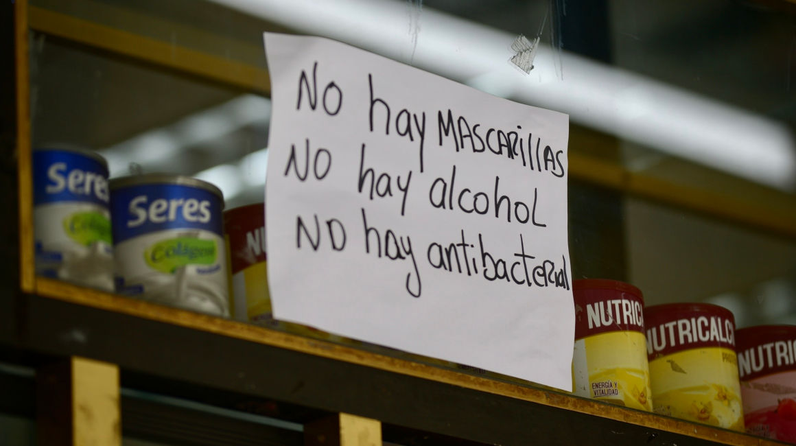 Anuncio colocado en una farmacia de Guayaquil sobre la terminación de insumos, como mascarillas y gel antibacterial el 2 de marzo de 2020.
