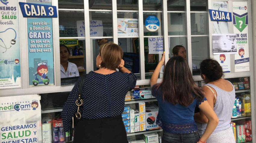 Ciudadanos en Guayaquil buscan mascarillas y alcohol.