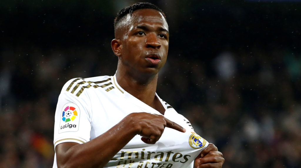 Real Madrid se lleva el clásico español con goles de Vinicius y Mariano