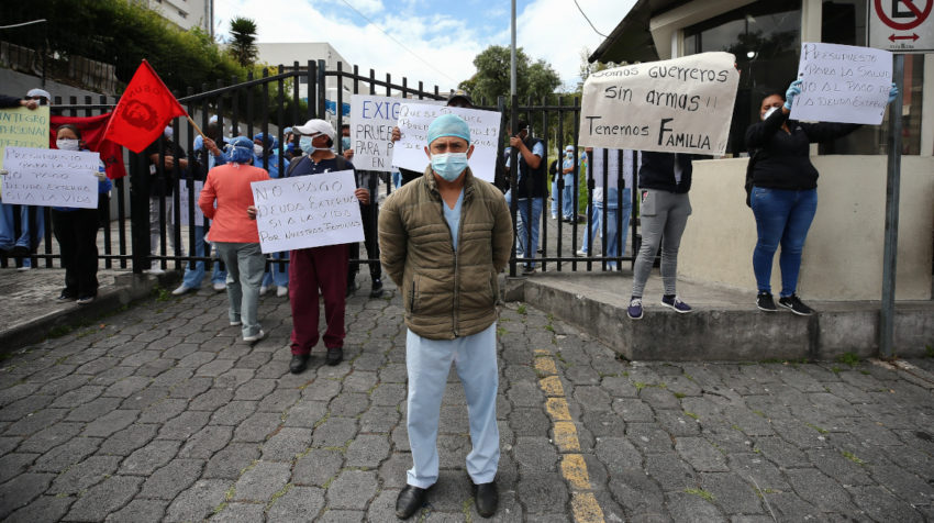 Trabajadores de la salud protestan el martes 28 de abril, a las afueras del Hospital Eugenio Espejo, en Quito.