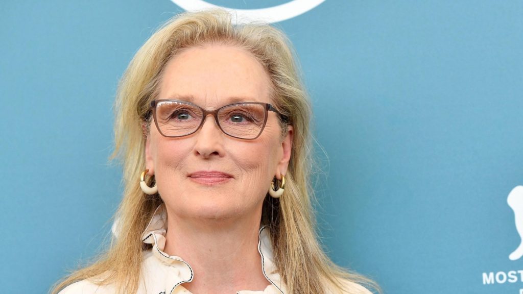 Meryl Streep celebra a Sondheim copa en mano y en bata desde su hogar