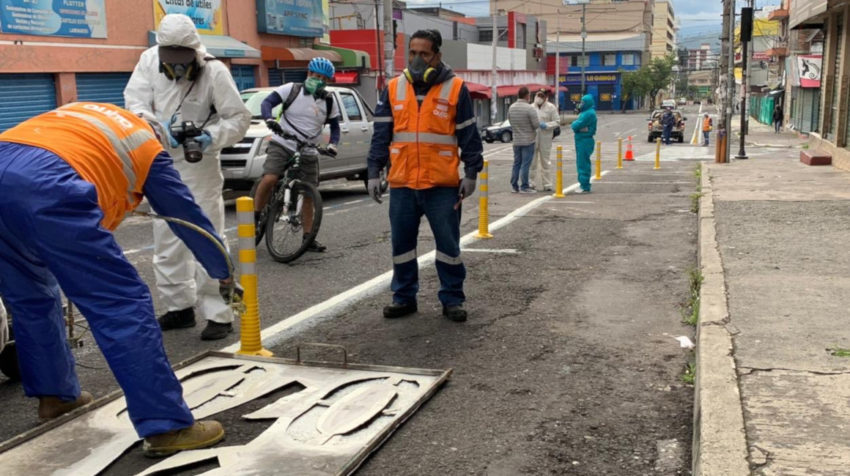 Funcionarios del Municipio de Quito señalizan rutas de ciclovía el 27 de abril de 2020 durante la pandemia del coronavirus.