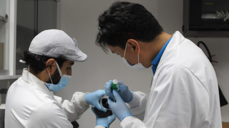 Investigadores de la Universidad Yachay, durante el estudio de nanopartículas para la elaboración de de pruebas rápidas que detectan el coronavirus.