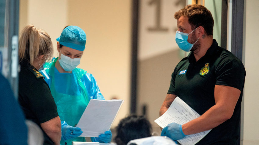 Médicos del hospital de la Universidad de Aintree en Liverpool atienden a una paciente con coronavirus el 23 de abril de 2020.