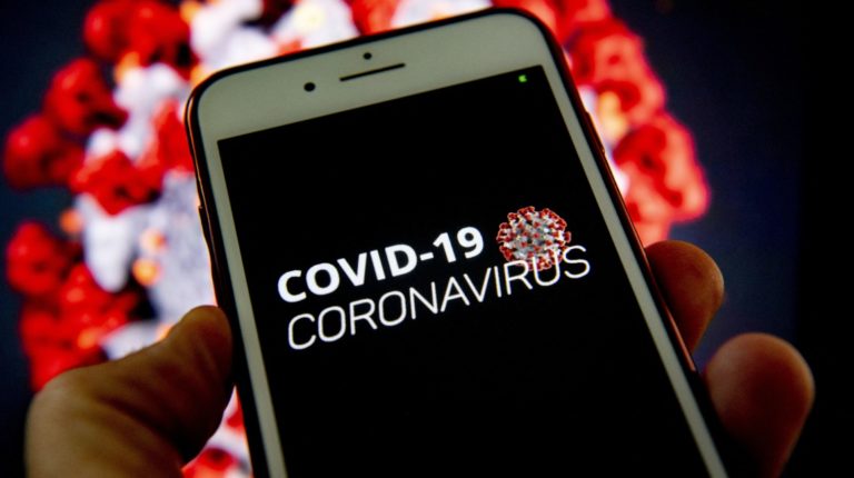 Imagen referencial. Un teléfono inteligente con la aplicación Covid-19 en Rotterdam, Países Bajos, el 19 de abril de 2020.