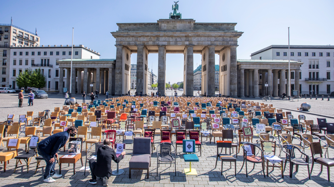 Cientos de sillas han sido colocadas ante la Puerta de Brandemburgo en Berlín, Alemania, este viernes 24 de abril. El sector de la hostelería alemana protesta así contra la falta de garantías y ayudas a corto plazo para el sector y en contra de la continuidad del cierre de los locales en plena crisis sanitaria por el coronavirus.