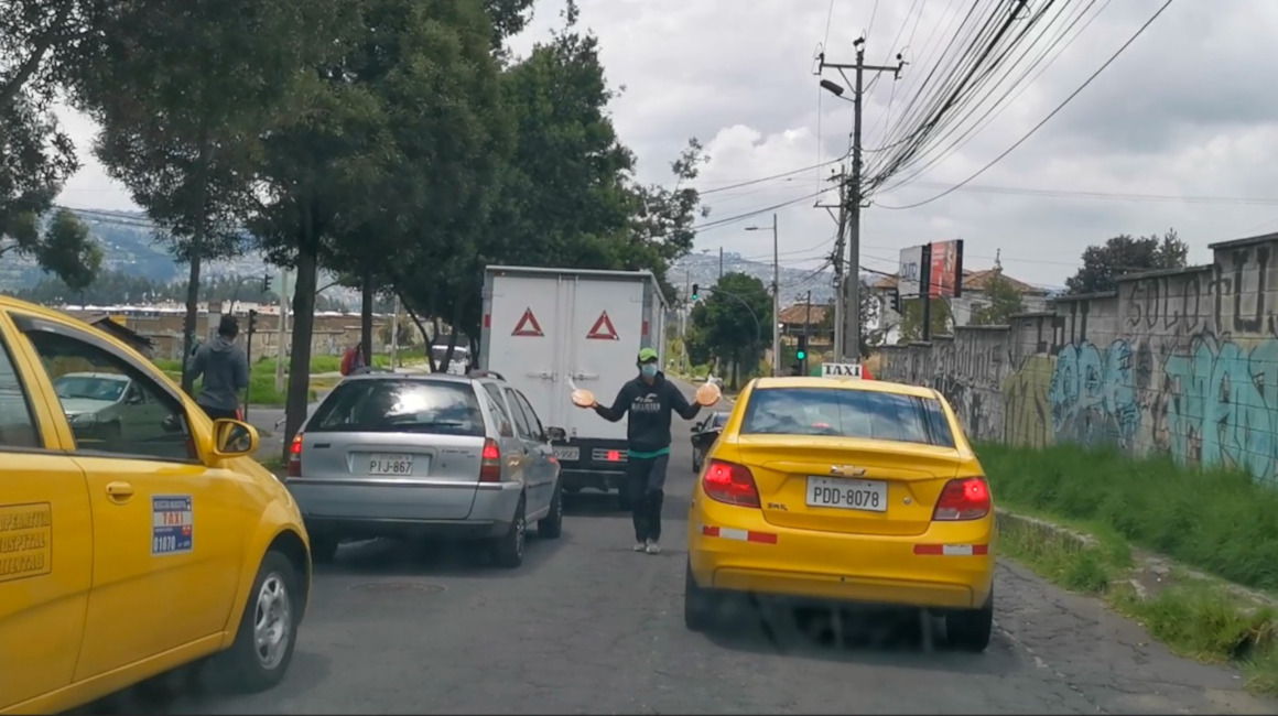 Un vendedor ambulante en el sur de Quito, el 23 de abril de 2020.