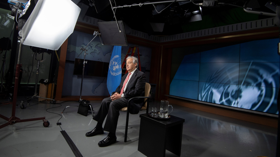 Una foto informativa puesta a disposición por las Naciones Unidas (ONU) muestra al Secretario General de los Estados Unidos, Antonio Guterres, grabando un mensaje de video en el estudio de la UNTV sobre el efecto de la pandemia Covid-19, el jueves 16 de abril de 2020.