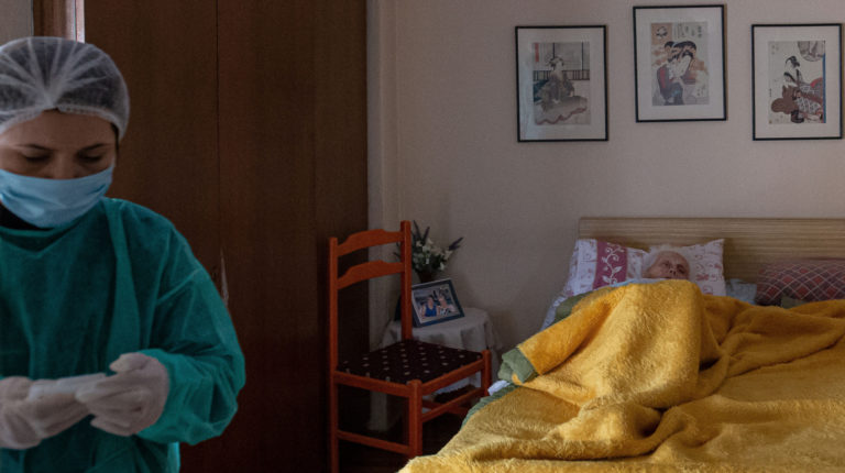 Una enfermera prepara la medicación para una anciana en una residencia para mayores en Grecia. Europa registra una gran cantidad de fallecidos por Covid-19 en geriátricos.