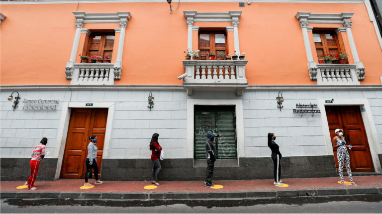 Ciudadanos ecuatorianos esperan en una fila, manteniendo una distancia social, para entrar a un supermercado este viernes en Quito, el 17 de abril de 2020.