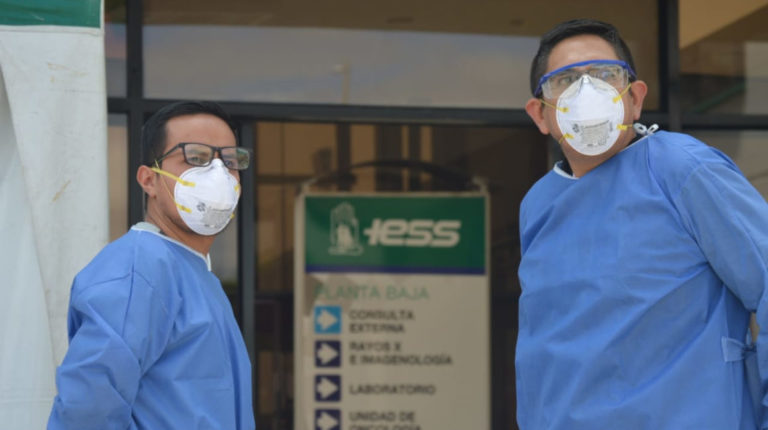 Imagen tomada en el Hospital de Especialidades José Carrasco Arteaga, del Instituto Ecuatoriano de Seguridad Social (IESS) en Cuenca, el 16 de abril de 2020.