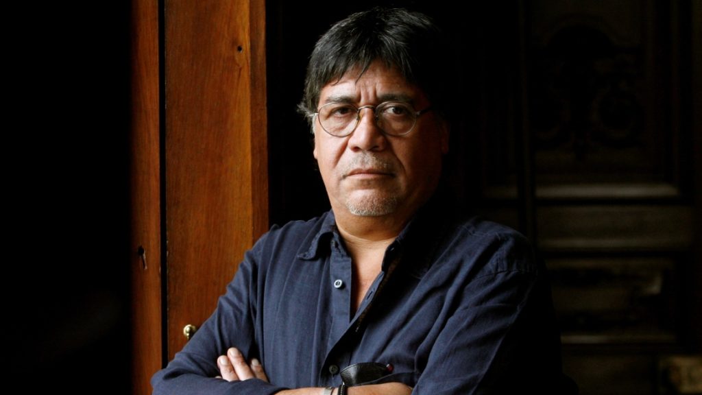 El escritor chileno Luis Sepúlveda muere a los 70 años por coronavirus