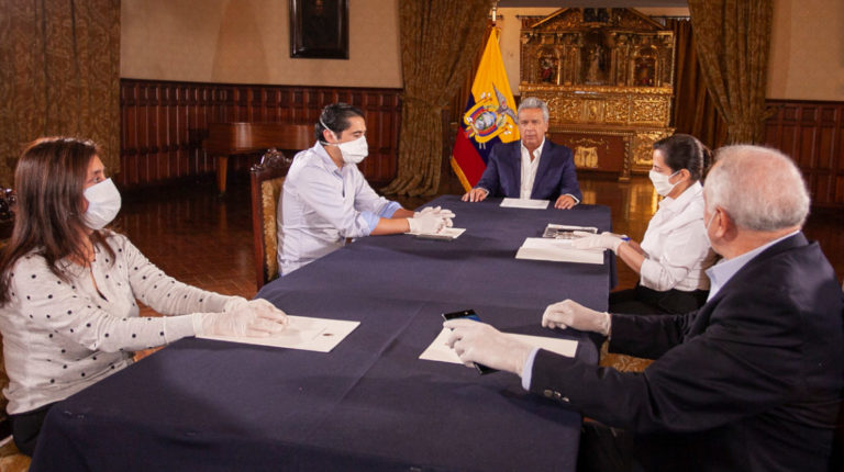 El presidente Moreno y funcionarios de su gabinete durante la cadena nacional de televisión del 10 de abril de 2020.