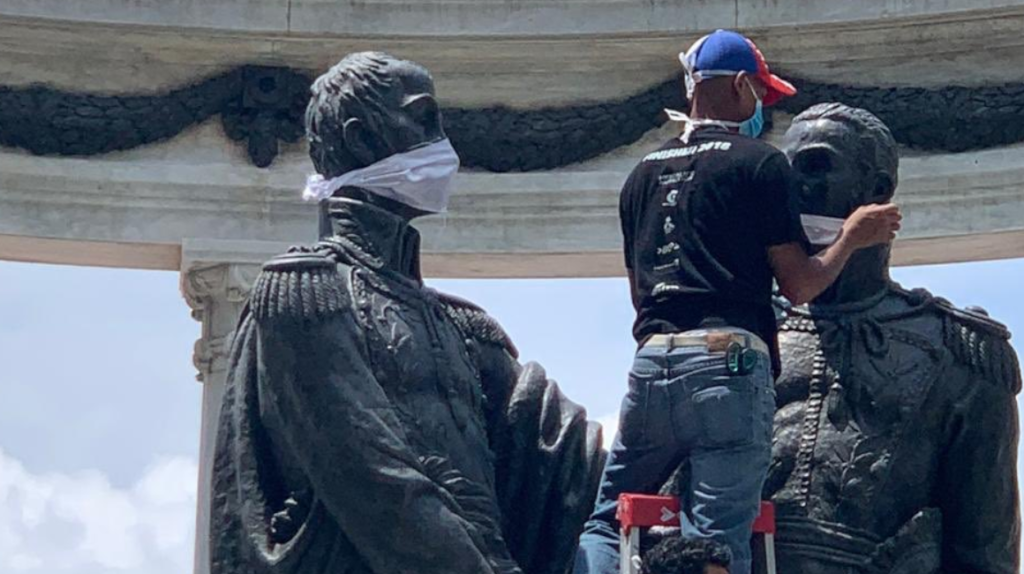 Monumentos en Guayaquil, ahora lucen mascarillas