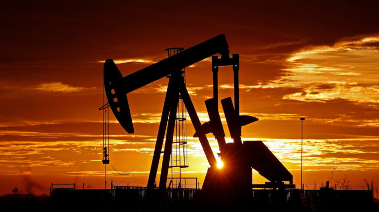 Una bomba de petróleo en funcionamiento al amanecer cerca de la población tejana de Midland, Estados Unidos, este 7 de abril. Los ministros de la alianza OPEP+ acordaron un recorte en la producción.